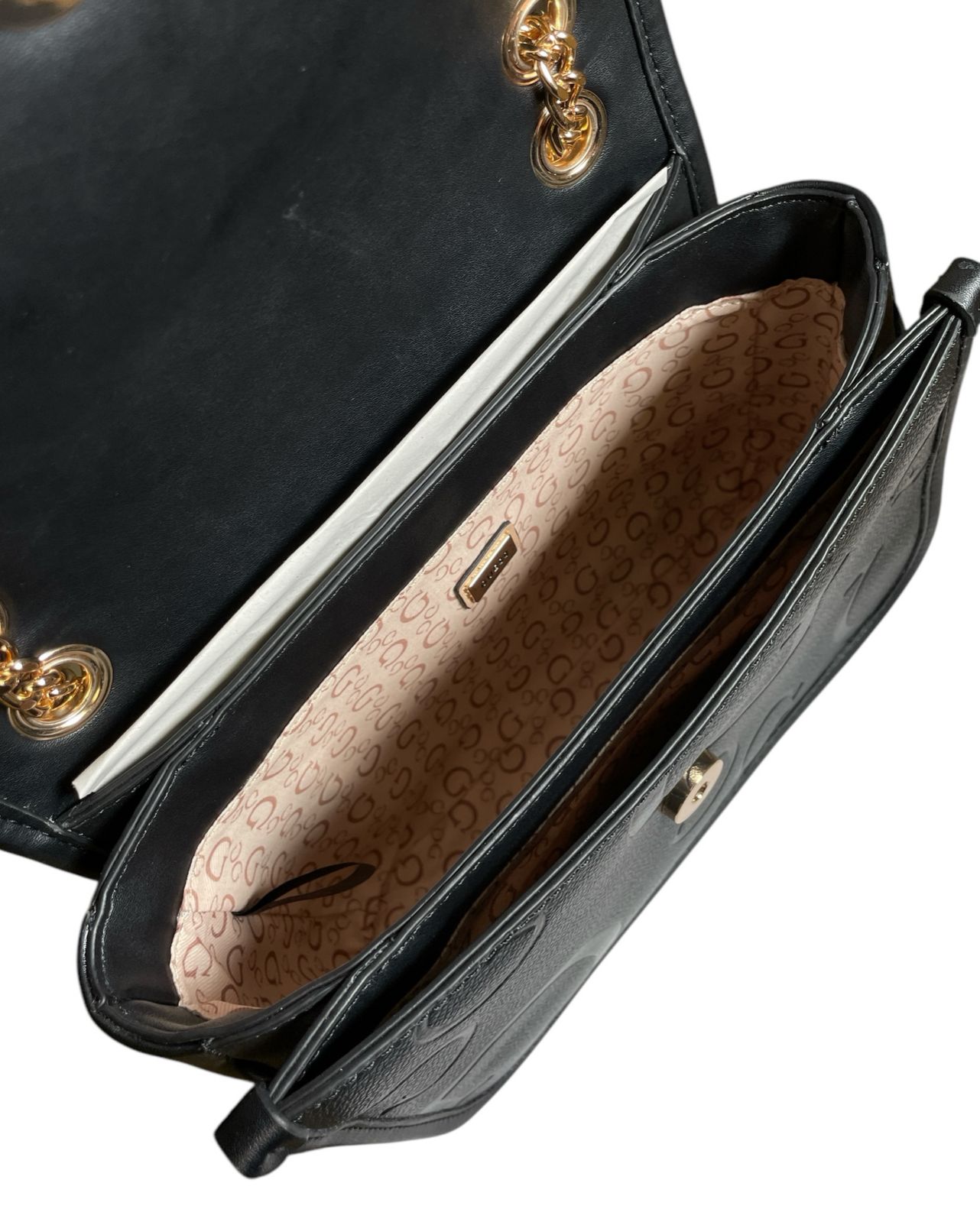 BOLSO GUESS NEGRA CON CADENA DORADA - ELEGANCIA Y ESTILO
