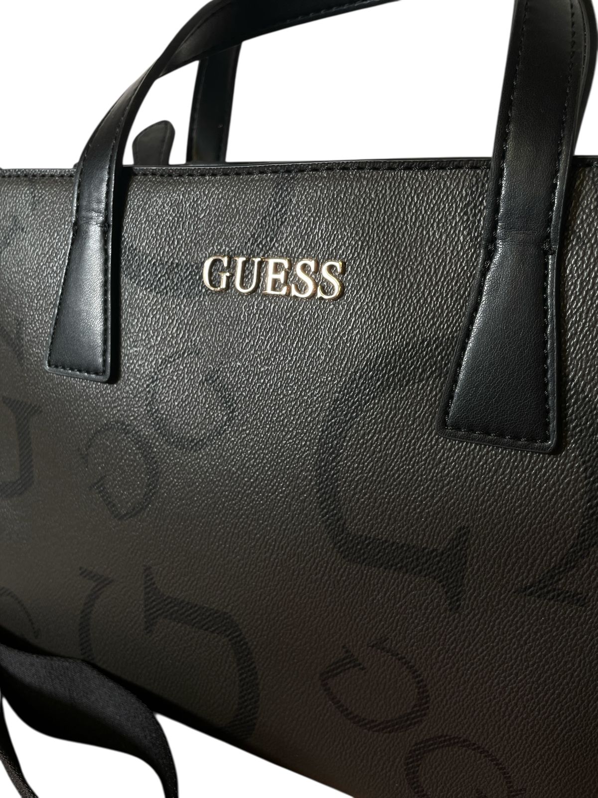 BOLSO GUESS NEGRO – ELEGANCIA URBANA Y VERSATILIDAD
